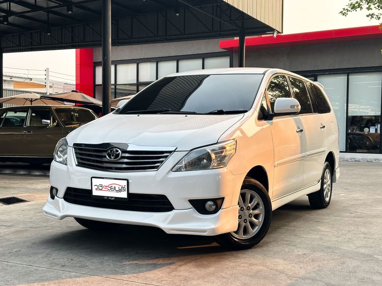 รถ Toyota Innova 2.0 V สี ขาว