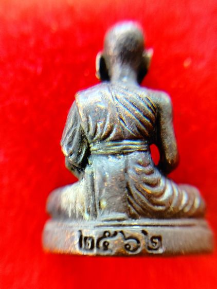 หลวงปู่สี วัดเขาถ้ำบุญนาก นครสวรรค์ รูปหล่อเต็มองค์ ปี2562 ใต้ฐานตอกโค๊ด รูปที่ 12