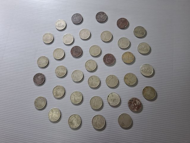 ให้หมดนี่เลยครับ ซื้อพระแล้วได้ติดมา เหรียญเงินตราต่างประเทศ(เก่า) จากหลายประเทศ ส่วนใหญ่เป็นเหรียญยุคเก่า ก่อนปีค.ศ.2,000 ครับ หมดนี้ 650 ฿ รูปที่ 7