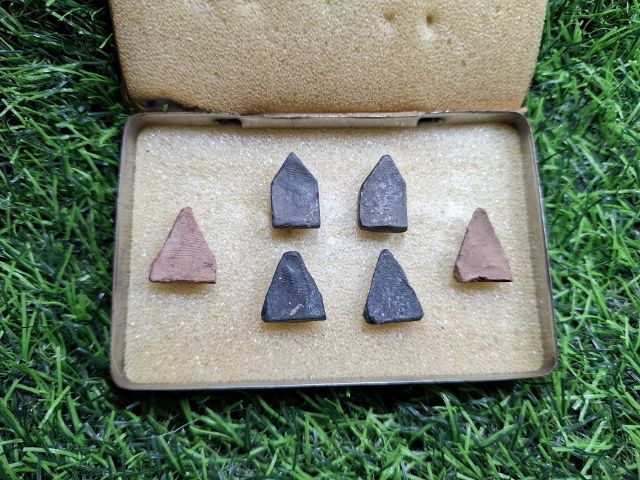 วัดบางเตยปี84 ปล่อยรวมกัน พระเนื้อดินสามเหลี่ยม หลวงพ่อหอม วัดบางเตยกลาง ปทุมธานี ปี 2484

ได้รวมกันมา ปล่อยรวมกัน 650 ฿ พระแท้ครับ รูปที่ 2