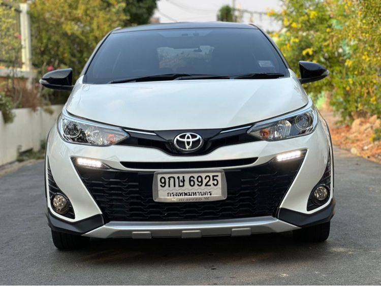 รถ Toyota Yaris 1.2 High Cross สี ขาว