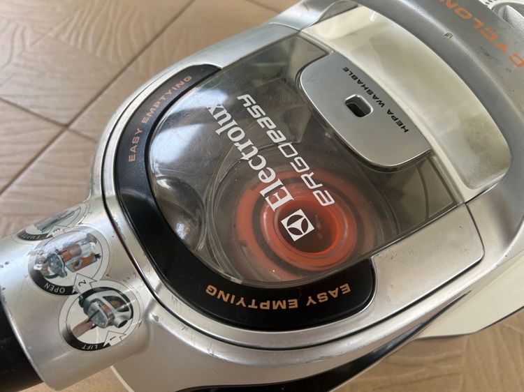 เครื่องดูดฝุ่น Electrolux สภาพดี กำลังดูดสูง