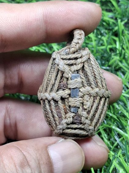 รุ่นแรกหลวงพ่อเปิ่นวัดบางพระ เบี้ยแก้เก่าถักเชือกบรรจุตะกรุด