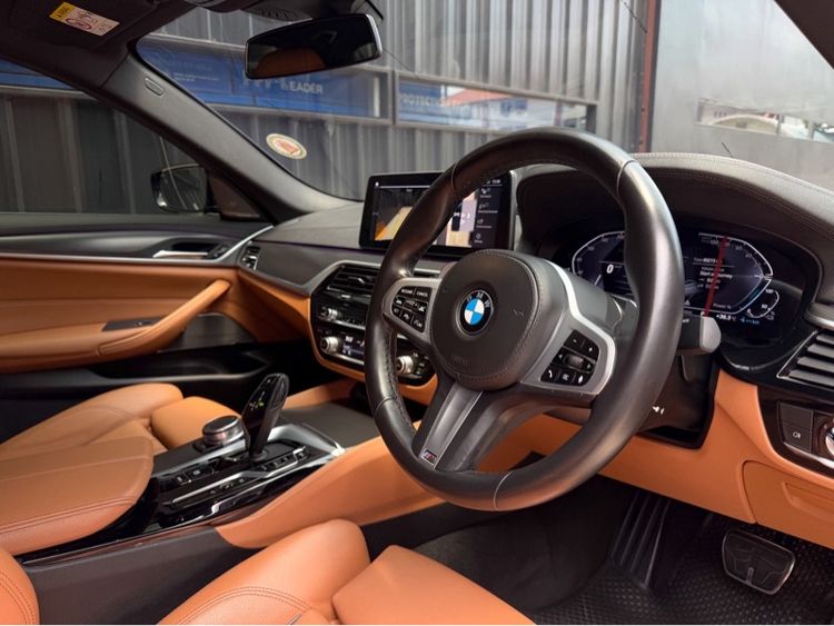 BMW Series 5 2021 530e Sedan ปลั๊กอินไฮบริด (PHEV) เกียร์อัตโนมัติ ดำ รูปที่ 3