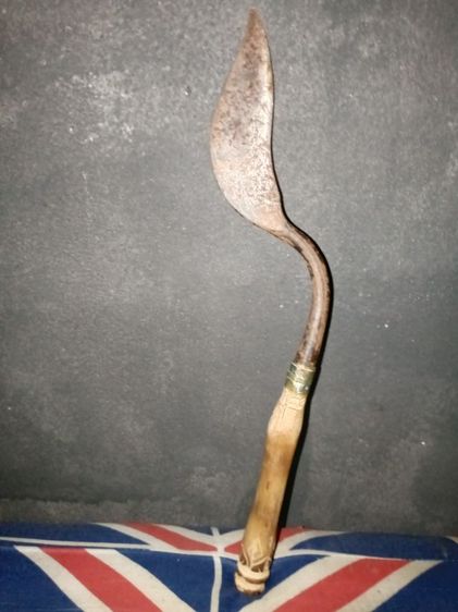 อื่นๆ มีดพร้ากัน ขวานของเก่าโบราณรุ่นปู่ย่าของสะสมที่หาได้อยากท่านใดต้องการซื้อเก็บไว้สะสมติดต่อสอบถามได้จร้า