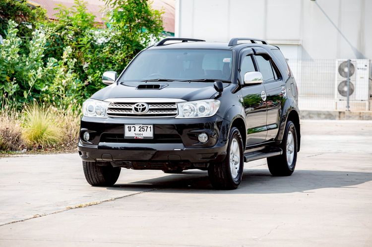 รถ Toyota Fortuner 3.0 V สี ดำ