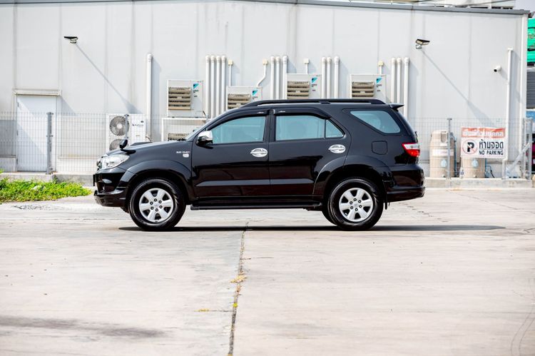 Toyota Fortuner 2011 3.0 V Utility-car ดีเซล เกียร์อัตโนมัติ ดำ รูปที่ 4