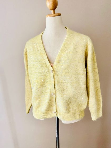 Cardigan เหลืองพาสเทลไล่ระดับสี กระดุมอะไหล่ทองมุก ปักเลื่อมดิสโก้ด้านหน้า 