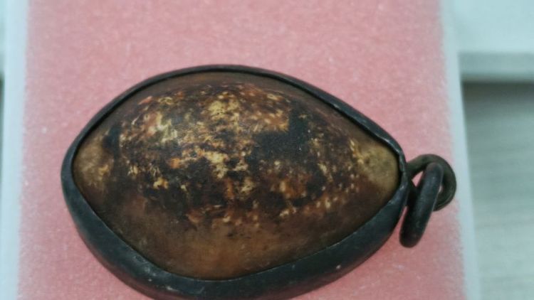 เบี้ยแก้หลวงพ่อนุ่ม​วัดนางใน​ปี2469เลี่ยมเงิน รูปที่ 2