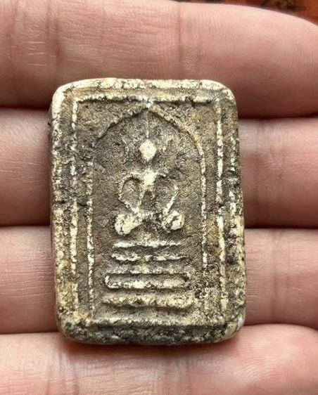 สมเด็จวัดเกศเข่าบ่วง (นอกพิมพ์) องค์ไม่ใหญ่เก่าดีสภาพใช้