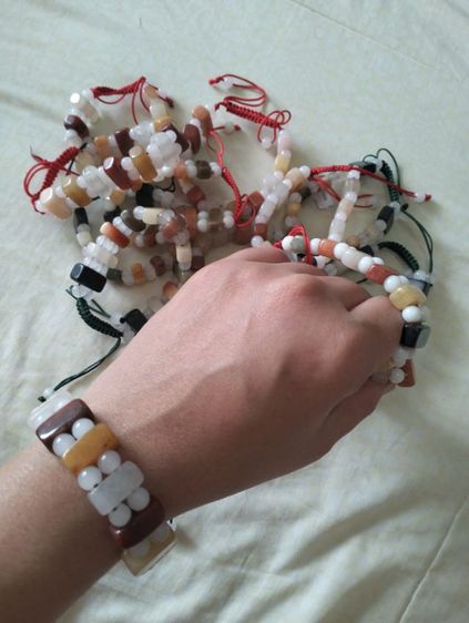 สร้อยข้อมือหยกพม่าแท้หลากสี แบบถักเชือก