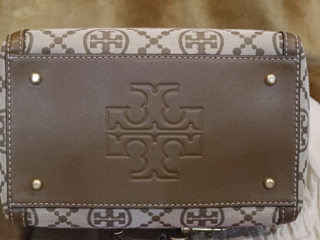 กระเป๋า Tory burch ทรงหมอน ขนาด 10 นิ้ว ของแท้ ใช้งานแค่ครั้งเดียว รูปที่ 2