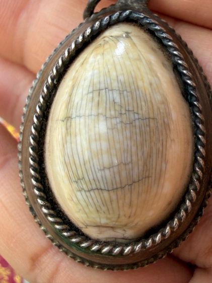 เบื้ยเเก้เลี่ยมเงินเก่ามากประหลอด หนืบๆสมบูรณ์มาก ยุคก่อนปี2500เเน่นอน พระเก่าๆเหมาๆบ้านๆพระเก่าๆเหมาๆบ้านๆ พระคนแก่เก่าๆเก็บ