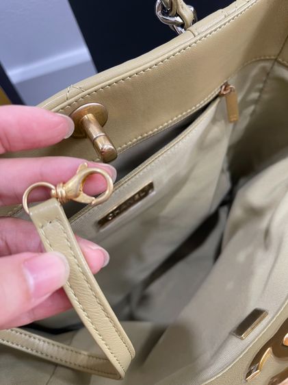 พร้อมส่ง 🔥SALE 99,900🔥 เท‼️ ถูกคุ้มมาก Used Like New Chanel 19 Small Shopping Bag (31Cm) Microchip แล้ว ออกช็อป พารากอน 10ปี22 ใบเสร็จ 21 รูปที่ 15