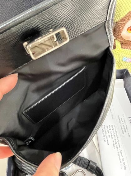 พร้อมส่ง 🔥Sale 19,999🔥 เทUsed Like New ราคาช็อปตอนนี้ 42500 Prada Re Nylon and Saffiano leather smartphone case ปี 23 Microchip  รูปที่ 4