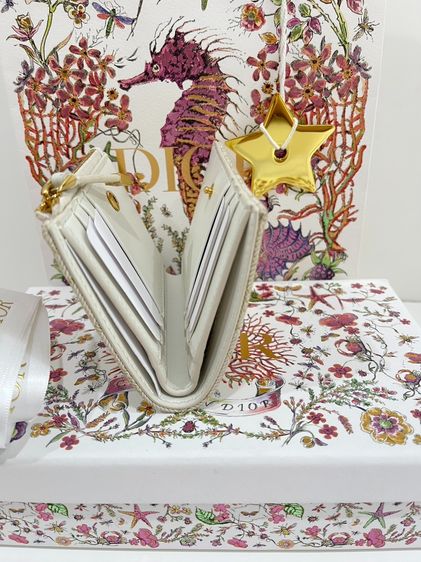 พร้อมส่ง 🔥Sale 10500🔥เท‼️ ถูกคุ้มมาก ออกช็อปพารากอน ปี 24 ใบเสร็จ 22500฿ Used Like New กระเป๋าสตางค์  Dior 30 Montaigne Dahlia Wallet มีร รูปที่ 7