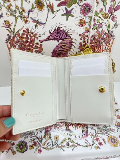 พร้อมส่ง 🔥Sale 10500🔥เท‼️ ถูกคุ้มมาก ออกช็อปพารากอน ปี 24 ใบเสร็จ 22500฿ Used Like New กระเป๋าสตางค์  Dior 30 Montaigne Dahlia Wallet มีร รูปที่ 2