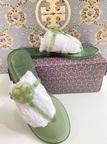 พร้อมส่ง 🔥SALE 1999🔥เท‼️ มือ 1 งาน Shop รองเท้า Tory Burch Mini Miller Flat สีเขียวสวยหรู ดูเด่นดูแพง ใส่แล้วขับเท้าขาวเนียน ดูผู้ดีมากๆ ส รูปที่ 2