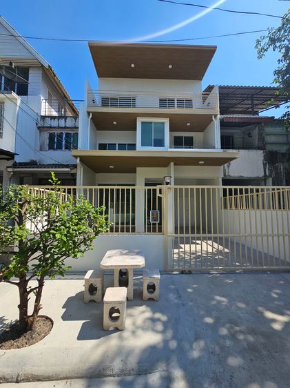ทาวน์เฮ้าส์ปรับปรุงใหม่ ใกล้โรงเรียนเตรียมอุดมศึกษาพัฒนาการ