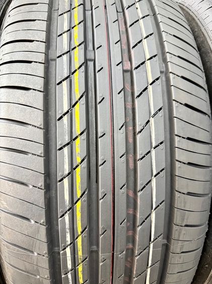 ยางถอดป้ายแดงขอบ 17” ยี่ห้อ BRIDGESTONE รุ่น TURANZA ER33 ขนาด 215-50R17 ปี 26 สีเส้นตุ่มหน้ายางยังอยู่ครบ รูปที่ 6