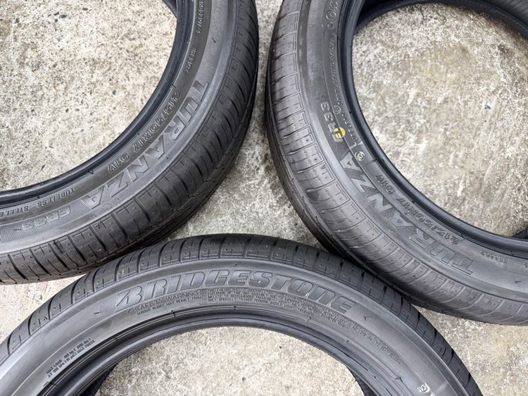 ยางถอดป้ายแดงขอบ 17” ยี่ห้อ BRIDGESTONE รุ่น TURANZA ER33 ขนาด 215-50R17 ปี 26 สีเส้นตุ่มหน้ายางยังอยู่ครบ