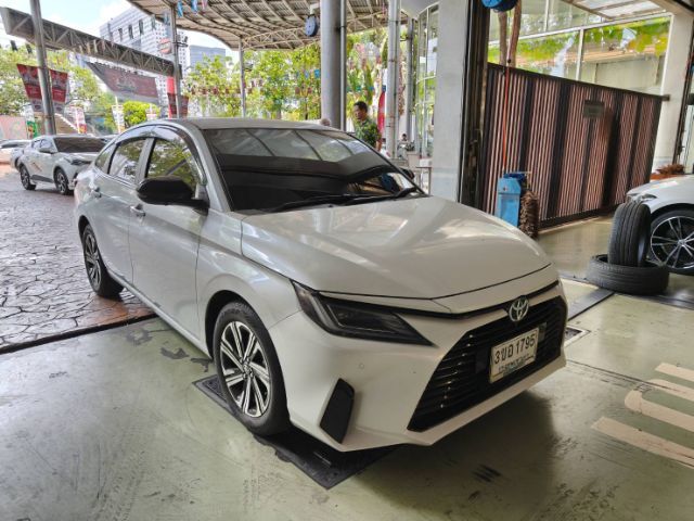 Toyota Yaris ATIV 2022 1.2 Premium Luxury Sedan เบนซิน ไม่ติดแก๊ส เกียร์อัตโนมัติ ขาว รูปที่ 2