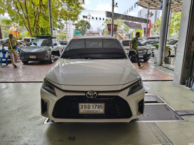 รถ Toyota Yaris ATIV 1.2 Premium Luxury สี ขาว
