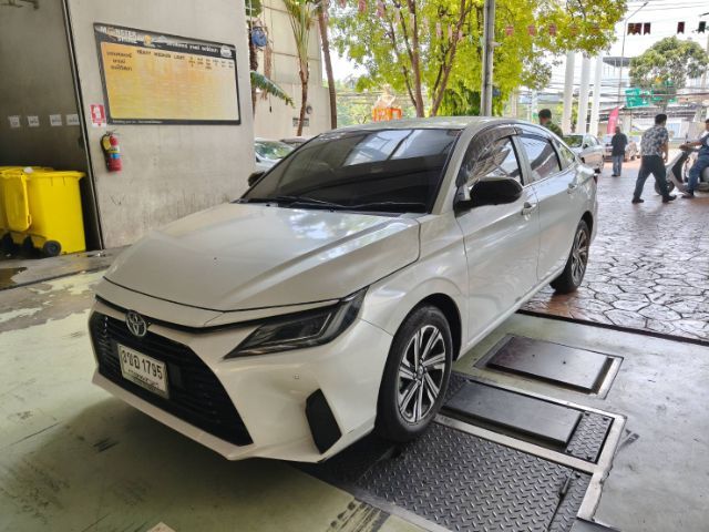 Toyota Yaris ATIV 2022 1.2 Premium Luxury Sedan เบนซิน ไม่ติดแก๊ส เกียร์อัตโนมัติ ขาว รูปที่ 3
