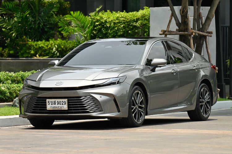 รถ Toyota Camry 2.5 HEV Premium Luxury สี เทา