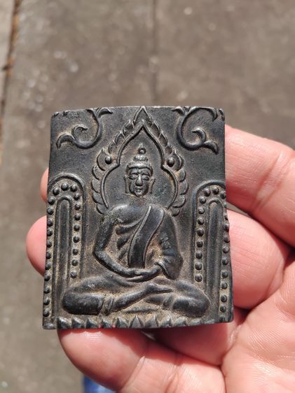 แผ่นปั๊มพระพุทธ ทรงสี่เหลี่ยม เนื้อตะกั่ว มีขนาด 3 X 5 cm. ด้านหน้ารูปพระพุทธนั่งสมาธิ ด้านหลังเรียบ ผิวเดิม สภาพสวยเป็นธรรมชาติ เก่ามาก แท้