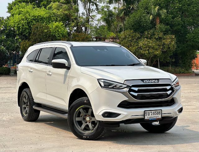 รถ Isuzu MU-X 3.0 Ultimate AT 4WD สี ขาว