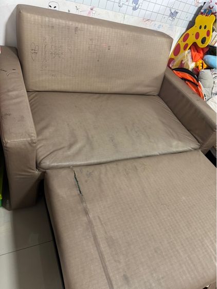 โซฟามือสอง โครงสร้างใช้ได้ปกติ แต่แค่ต้องไปหุ้มใหม่ รูปที่ 3