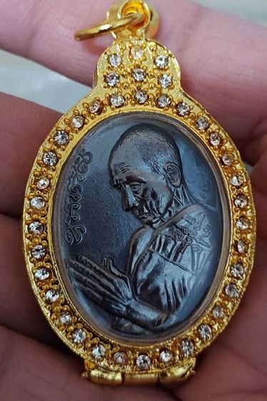 เหรียญหลวงพ่อรวยไหว้ข้าง รุ่นซื้อที่ดิน 99 พร้อมกรอบสวย รูปที่ 2