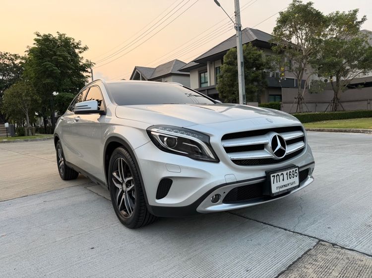 Mercedes-Benz GLA-Class 2015 GLA200 Sedan เบนซิน ไม่ติดแก๊ส เกียร์อัตโนมัติ บรอนซ์เงิน รูปที่ 2