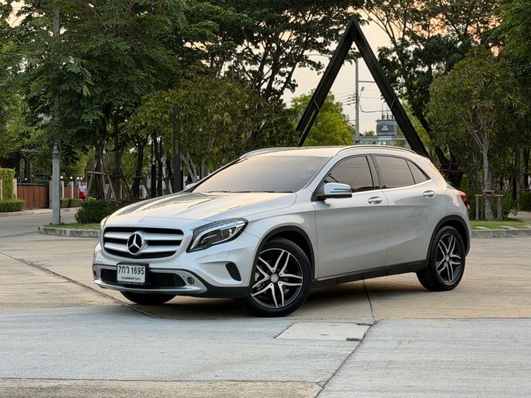Mercedes-Benz GLA-Class 2015 GLA200 Sedan เบนซิน ไม่ติดแก๊ส เกียร์อัตโนมัติ บรอนซ์เงิน