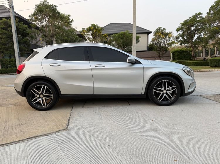 Mercedes-Benz GLA-Class 2015 GLA200 Sedan เบนซิน ไม่ติดแก๊ส เกียร์อัตโนมัติ บรอนซ์เงิน รูปที่ 3