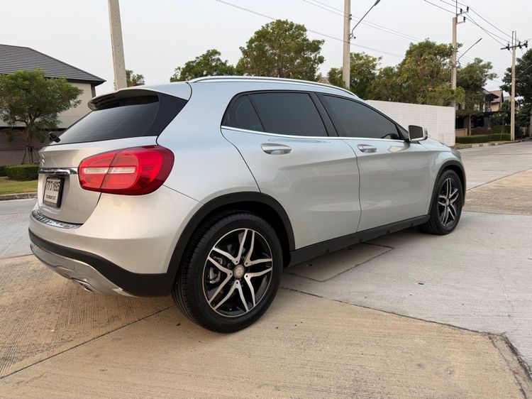 Mercedes-Benz GLA-Class 2015 GLA200 Sedan เบนซิน ไม่ติดแก๊ส เกียร์อัตโนมัติ บรอนซ์เงิน รูปที่ 4