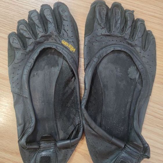 รองเท้าผ้าใบ UK 4.5 | EU 37 1/3 | US 6 อื่นๆ ส่งต่อ vibram รองเท้านิ้วหนังแท้ มือสอง สีดำ ราคา size EU 37  ส่งฟรี