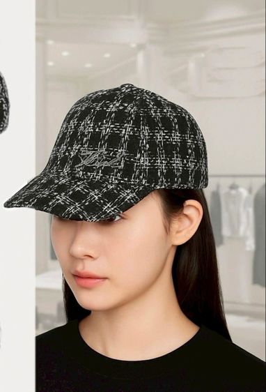 พร้อมส่ง 🔥Sale 1099🔥 มือ1 หมวก ลุงKarl Lagerfeld ผ้า Tweet น่ารัก โลโก้เพชร ด้านหลังปรับได้ รูปที่ 2
