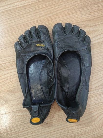 รองเท้าผ้าใบ UK 8.5 | EU 42 2/3 | US 9 อื่นๆ ส่งต่อ vibram รองเท้านิ้วหนังแท้ มือสอง สีดำ ราคา size EU 42 ส่งฟรี