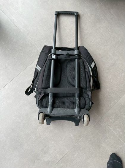 🔥Sale 250🔥 เท กระเป๋านักเรียนมีล้อลาก มือ2 สภาพใช้ได้ ซื้อมา 2000 ปล่อยเทโล๊ะบ้านไปเลยค่ะ เอาไปใช้เล่นขำๆ นะคะ รูปที่ 4