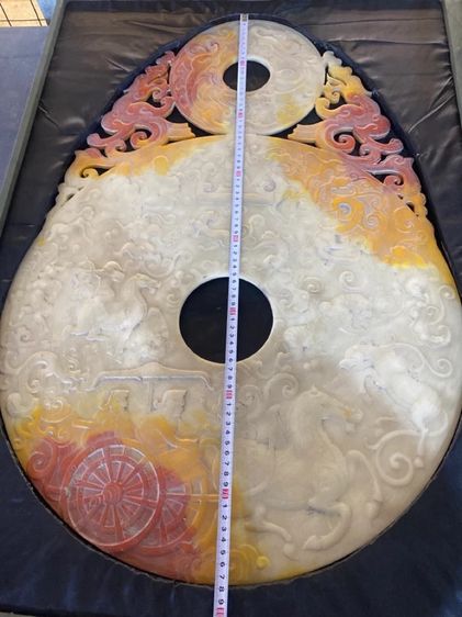 แผ่นหยกทรงกลมที่มีรูตรงกลาง เรียกว่า อวี้ปี้