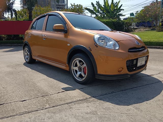 รถ Nissan March 1.2 V สี ส้ม