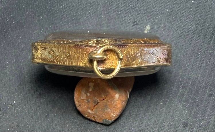 พระขุนแผนพรายกุมาร ปี46 เนื้อเหลือง เลี่ยมทองคำแท้ พิมพ์ใหญ่หลังตะกรุดทองแดงคู่ สวยงามตามภาพครับท่าน รูปที่ 7