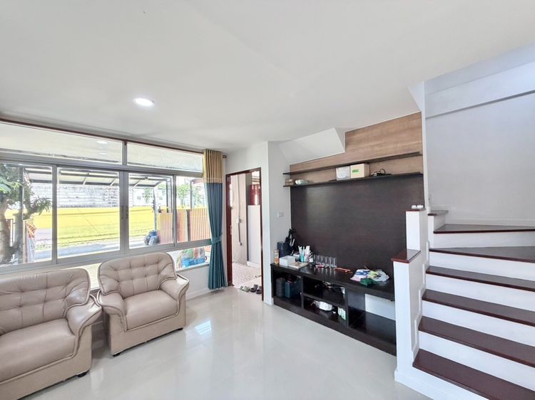 ตกแต่งครบ ทาวน์โฮม 3 ชั้น หลังริม 300 ตร.ม. สุขาภิบาล 5 เพียง 3.99 ล้าน รูปที่ 2