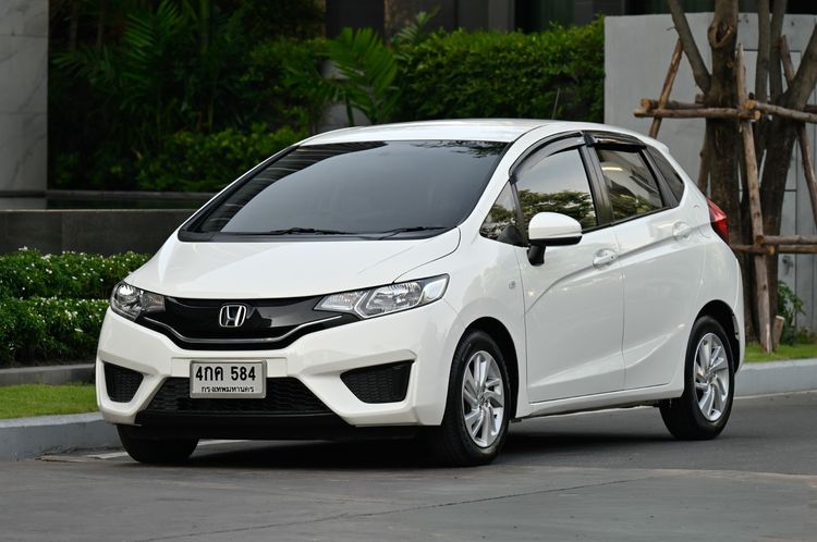 รถ Honda Jazz 1.5 V สี ขาว