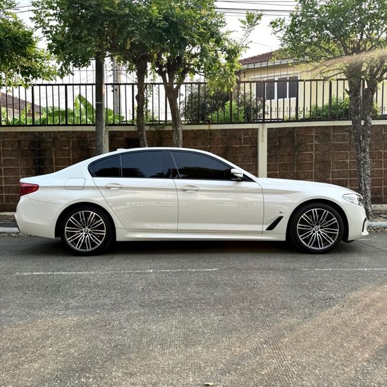 BMW Series 5 2020 530e Sedan ไฮบริด ไม่ติดแก๊ส เกียร์อัตโนมัติ ขาว รูปที่ 3