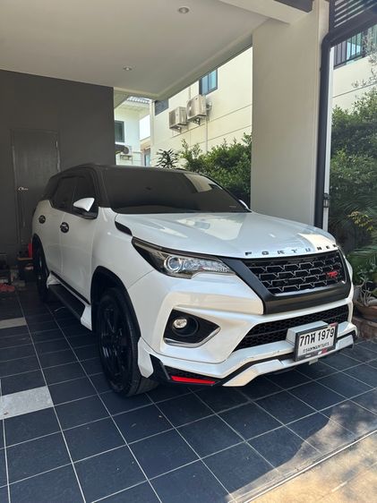 รถ Toyota Fortuner 2.8 TRD Sportivo 4WD สี ขาว