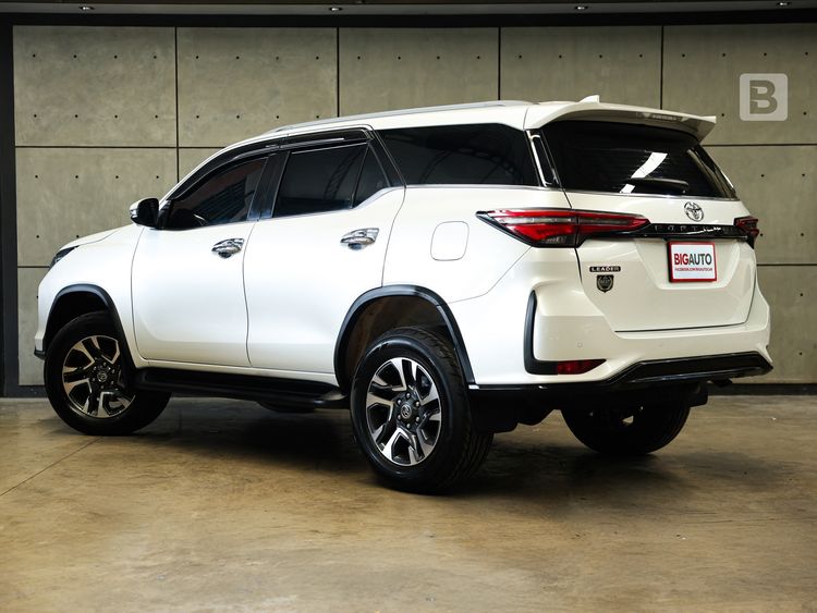 Toyota Fortuner 2023 2.4 Leader V Utility-car ดีเซล ไม่ติดแก๊ส เกียร์อัตโนมัติ ขาว รูปที่ 4