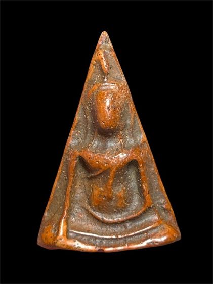 พระนางพญาพิมพ์เข่าโค้ง เนื้อดิน